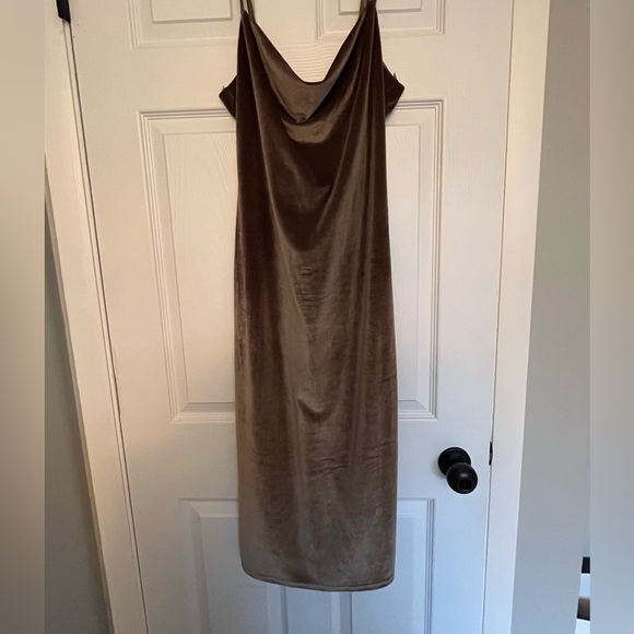 She & Sky Velvet Midi Dress - Picture 5 of 10